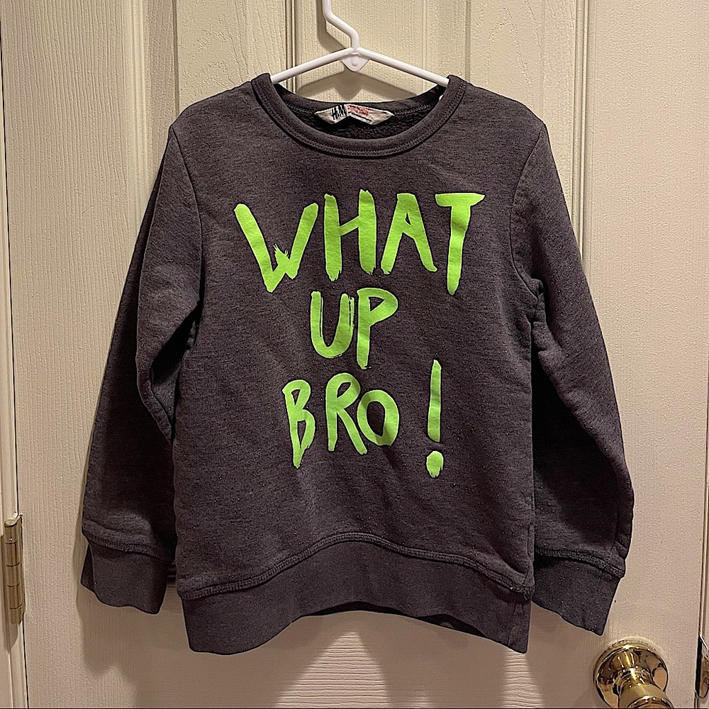 H&M boys sweatshirt US size 6-8. Gray/green words.